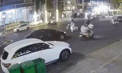 Thanh niên phóng xe máy như bay đâm ngã hai xe khác