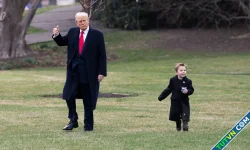 Khoảnh khắc con trai Elon Musk tung tăng chạy theo ông Trump lên trực thăng