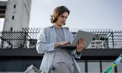 Những Gen Z vờ bận rộn ở công sở