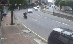 Ôtô vào cua đâm gục cây bên đường
