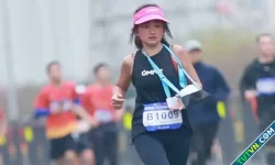 Runner Trung Quốc gãy tay, chạy half marathon sub2
