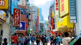 Dạo Tokyo đêm cùng ca sĩ ảo và diễn viên Nhật