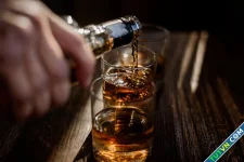 9 người nghi ngộ độc do uống rượu đựng trong vỏ chai hóa chất