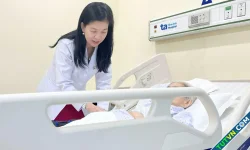 Thay khớp háng cho cụ bà 92 tuổi suy tim