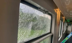 Nhóm học sinh ném đá vỡ kính tàu SE1