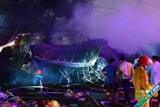 Cảnh đổ nát sau đám cháy trong chợ Thanh Đa