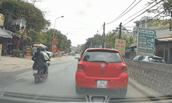 Người phụ nữ bật xi-nhan, đỗ xe giữa đường rồi bỏ đi