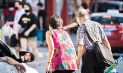 Cha mẹ ở quê lên chơi vài hôm, có cần phải thông báo lưu trú?