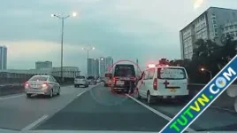 Ôtô đang chạy bật đèn khẩn cấp có bị phạt?