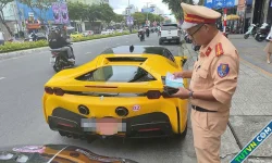 8 siêu xe nối đuôi nhau vượt đèn đỏ