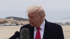 Khoảnh khắc ông Trump nói đùa sau khi bị quệt micro vào mặt