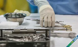 Vỡ đôi tinh hoàn vì con trai dùng đồ chơi đập trúng