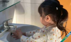 Bé gái bỏng do nghịch vòi nước nóng lạnh