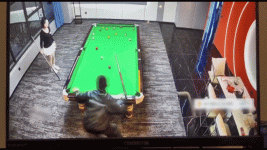 Chồng chui xuống bàn billiard lánh nạn khi bị vợ 'tập kích'