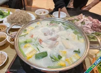 Có nên loại bỏ lớp váng bọt nổi trên nồi lẩu?