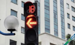 Khi đèn đỏ, xe có được quay đầu?