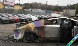 Ông Trump dọa trục xuất người phá hoại tài sản Tesla