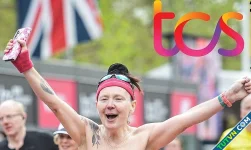 Runner nữ bị ung thư vú chạy ngực trần gây quỹ từ thiện