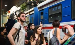 Hàng trăm du khách bị mời ra khỏi phố cà phê đường tàu