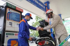 Điểm tin 17h: Đề xuất giảm 2% thuế VAT với xăng dầu, máy giặt, lò vi sóng | Chốt lịch thi tốt nghiệp THPT 2025