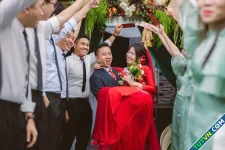 Trang trí lễ cưới bằng 400 chiếc bánh đặc sản và rau củ quả