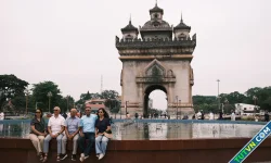 Khải Hoàn Môn phiên bản Lào