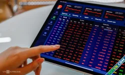 Cổ phiếu ngân hàng, bất động sản bị bán mạnh