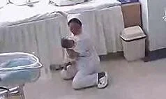 Y tá quỳ gối ôm chặt bé sơ sinh trong động đất