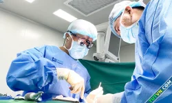 Mổ ung thư giáp ở Việt Nam, sang Mỹ điều trị tiếp