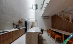 Nhà phố hơn 200 m2 lấy cảm hứng từ khe sáng giữa vách núi