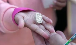 Bé 3 tuổi tìm thấy báu vật 3.800 năm