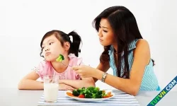 Mẹ để con gái 13 tuổi xới tung bàn ăn trước mặt khách
