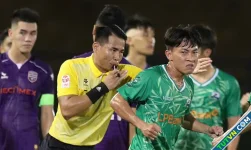 Treo còi trọng tài thổi phạt đền sai cho Ninh Bình ở Cup Quốc gia