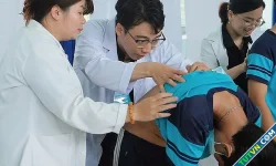 Đeo túi lệch vai, ba lô một bên dễ cong vẹo cột sống