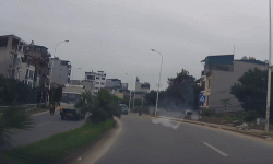 Ôtô suýt đâm vào học sinh sau khúc cua khuất-1.gif