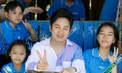 Tùng Dương hát cùng học sinh Trường Hy Vọng-1.webp