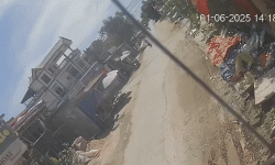 Hai xe máy phóng nhanh lao vào nhau tại ngã tư-1.gif
