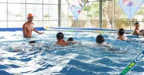Kình ngư số 1 Việt Nam Nguyễn Huy Hoàng dạy bơi cho trẻ em miền núi Gia Lai-1.webp