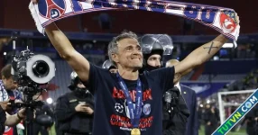 HLV Enrique rơi lệ trước tấm tifo hình ảnh con gái yêu Tổng thống Macron cảm xúc dâng trào-1.webp