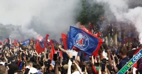 Ăn mừng vô địch Champions League thành bạo động CĐV PSG chửi mắng Mbappe Messi và Neymar-1.webp