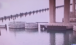 Ukraine tuyên bố tấn công cầu Crimea-1.gif