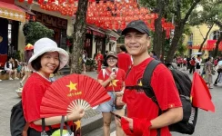 Du khách người dân tỏa ra các điểm ăn uống vui chơi sau diễu binh-1.webp