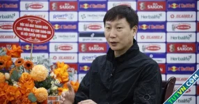 HLV Kim Sang-sik: &#039;Cầu thủ muốn khoác áo đội tuyển Việt Nam phải trung thành và tận tâm&#039;