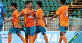 Hat-trick đầu tiên vòng loại Tây Nam bộ: &#039;Món quà tặng vợ và con gái