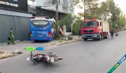 Ôtô chở học sinh tông 2 xe máy, 3 người bị thương