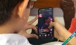 18 tuổi lướt Facebook, TikTok năm giờ một ngày vì sợ 'tối cổ'