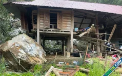 Lở núi làm sập nhà dân