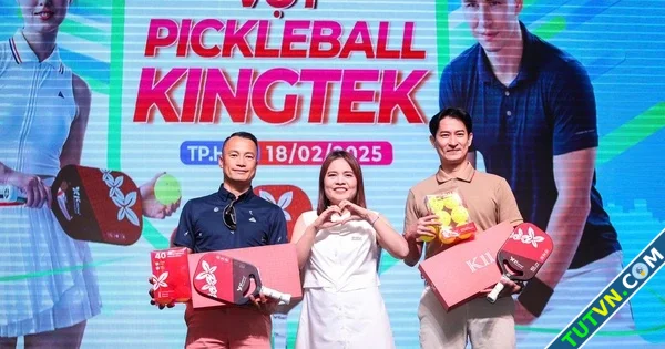 Diễn viên Huy Khánh tay vợt Hoàng Thành Trung hào hứng trải nghiệm vợt pickleball Kingtek-1.webp