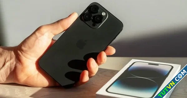 Điều gì xảy ra nếu iPhone để quá lâu dưới ánh nắng mùa hè-1.webp