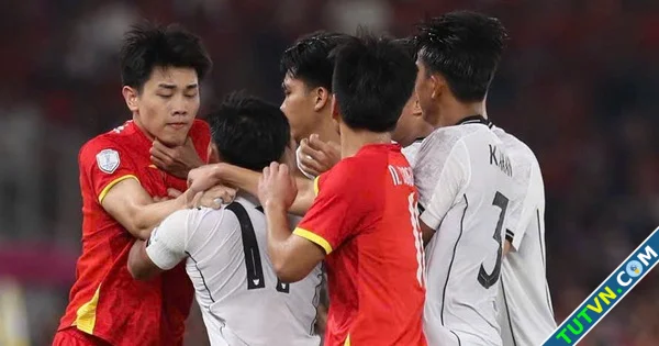 Đình Bắc bị U23 Indonesia bóp cổ-1.webp